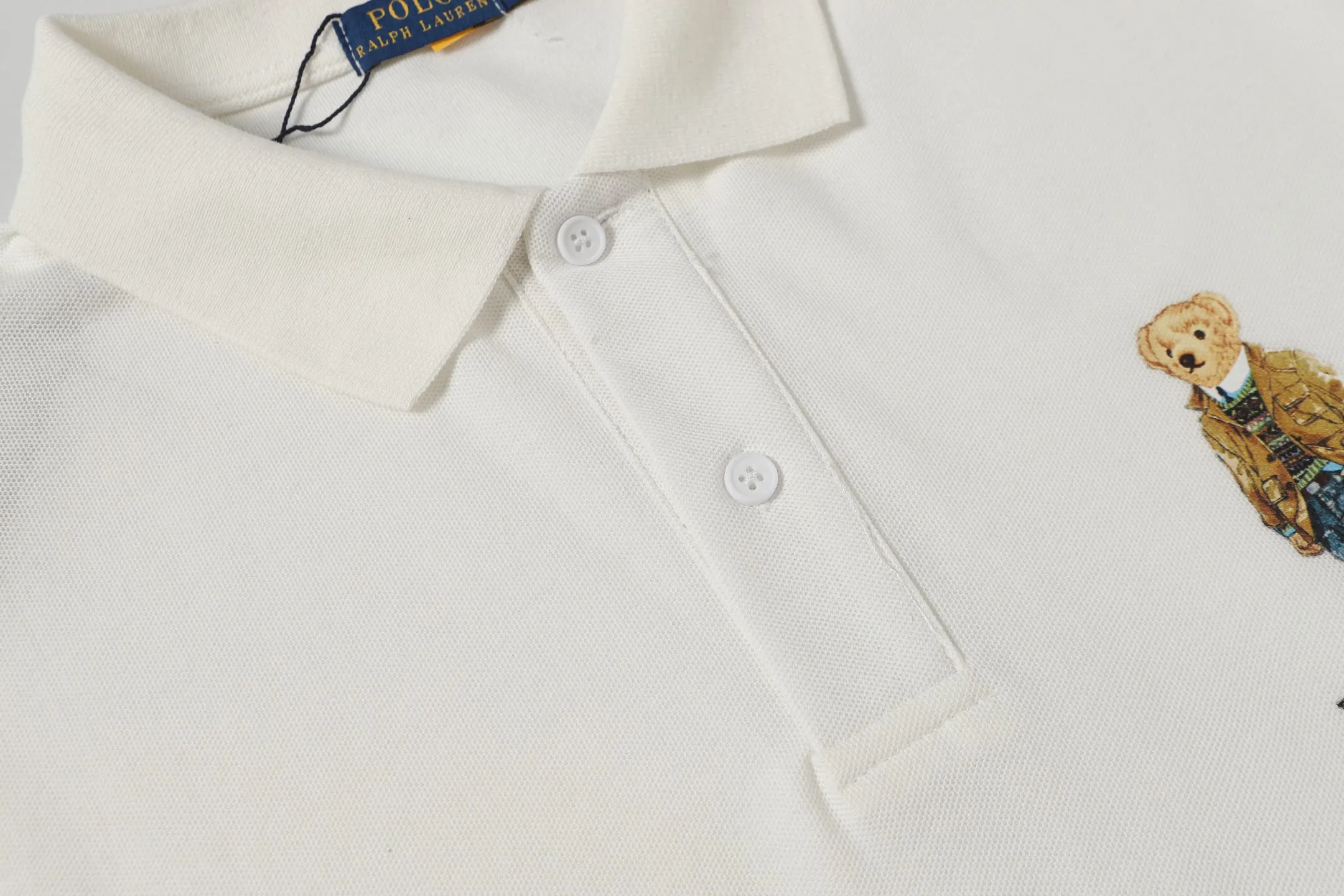 P156 Style number: A016 [Ralph Lauren classic bear print Polo shirt] ✅250 grams of fine cotton pique fabric, custom-woven and dyed threads ✅Original stickers Scan the QR code to enter the official website ✅Large version, loose and stylish, can wear up to 210 pounds Color: black, white, navy, blue, sky blue, dark gray, floral gray Size: S-XL
